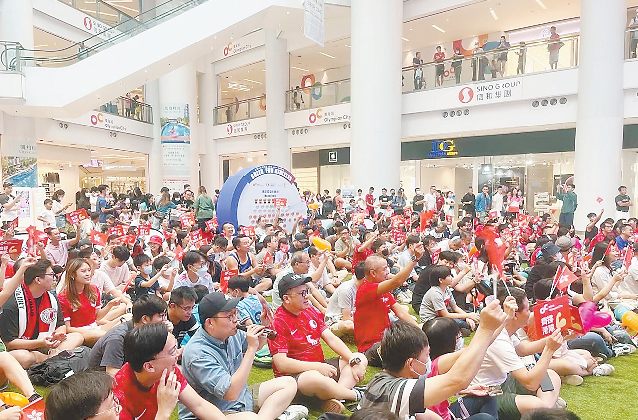 香港民众在奥海城商场观看中国香港队的男足铜牌战。